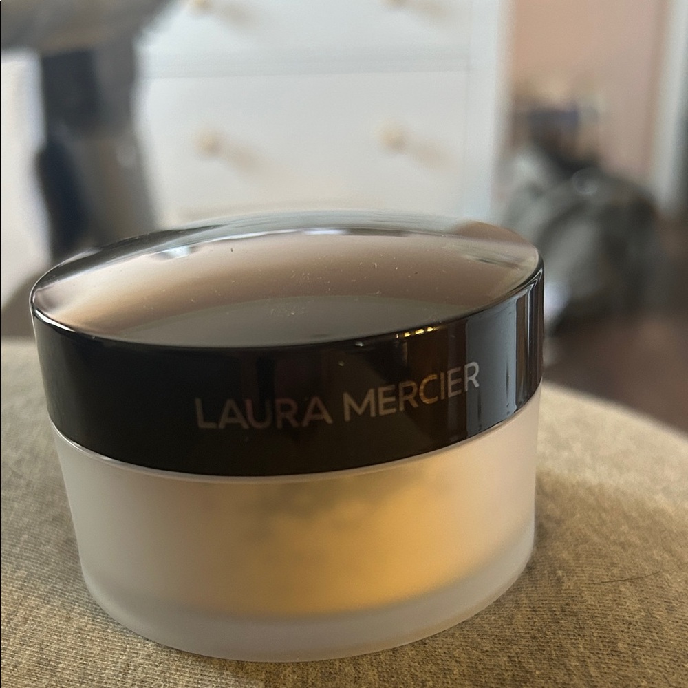 Laura Mercier Translucent Loose Setting Powder - Picture 6 of 9